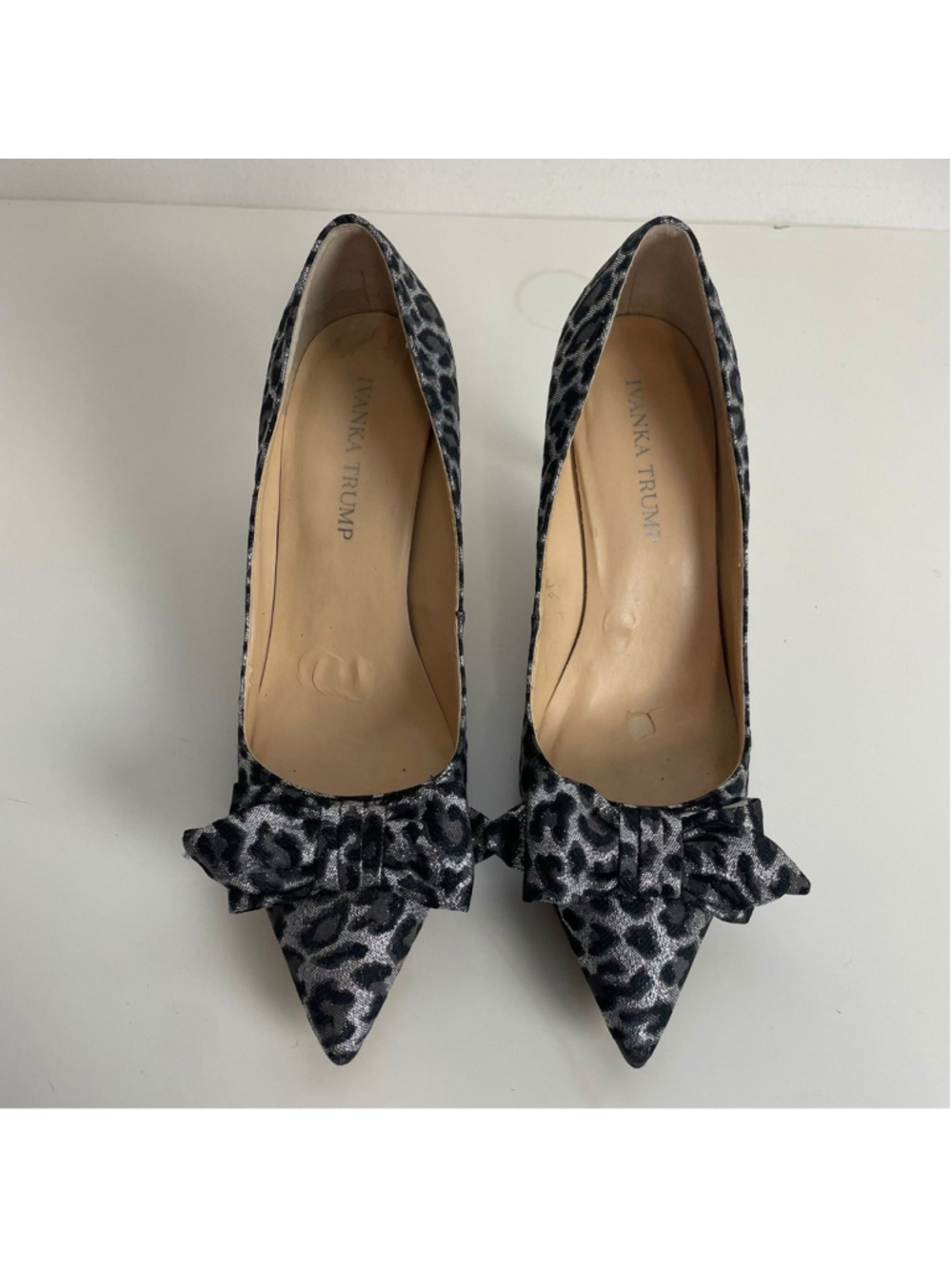 Pump Heels Size 7.5 Silver Metallic Animal Print Bows statement cocktail party